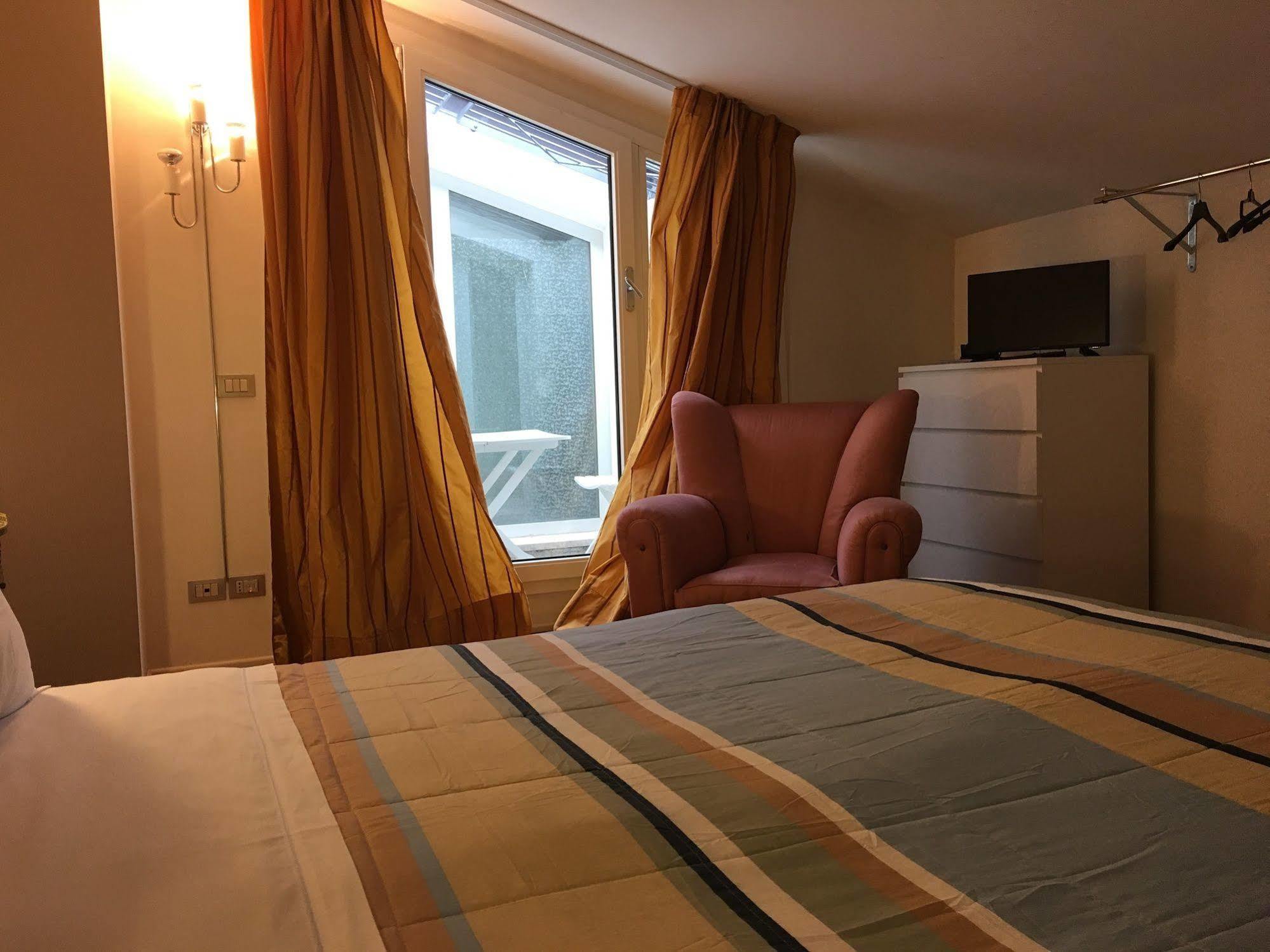Domus Nova Residenza Il B&B Mantova Exteriör bild